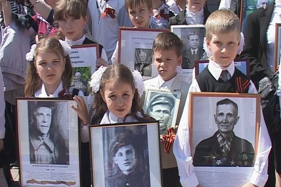 Явка обязательна: казанских школьников выводят на «Бессмертный полк» в приказном порядке