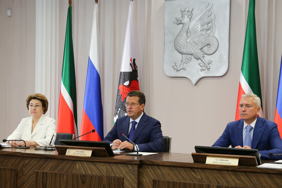 Ильсур Метшин хочет, чтобы прилежные дети сплющивали ПЭТ-бутылки, прежде чем положить в соответствующий контейнер