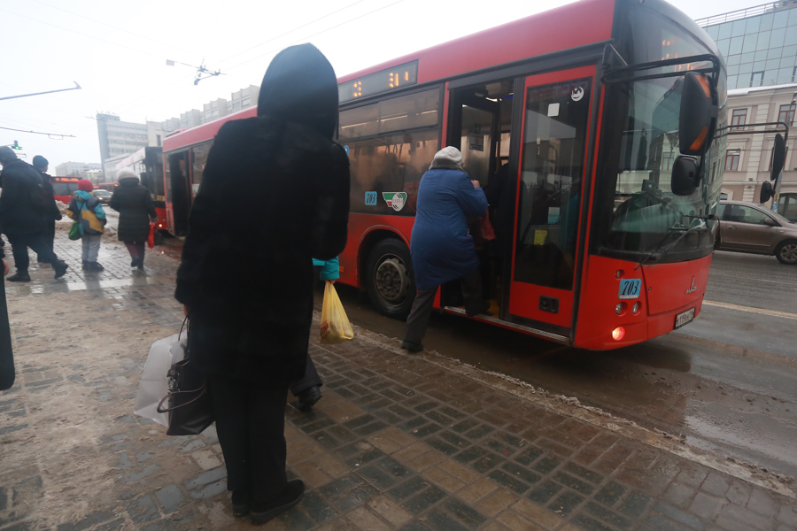 «Из-за таких тихушников водитель остается крайним»: казанские автобусники не хотят отвечать за непонятно где ушибленные пальцы пассажиров  