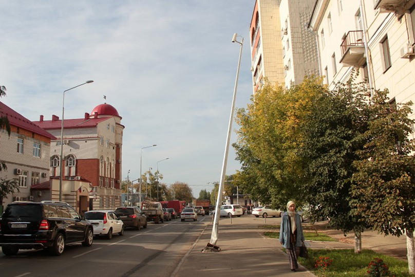 Падающий столб на Хади Такташа держится на честном слове чиновников 
