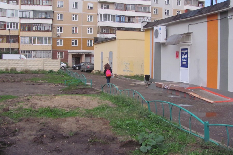 В Казани снесли детскую площадку, которая стала помехой «алкомагу»