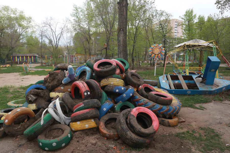 Лучше шины, чем пустота?.. Избавляясь от гадких лебедей из покрышек, казанские детсады остаются ни с чем