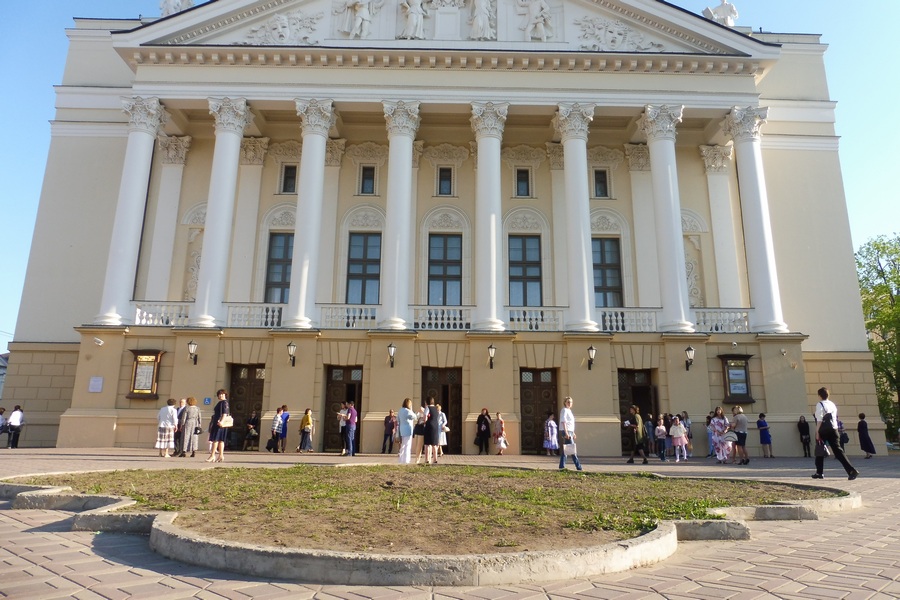 Большая разница по-казански: у кабмина выросли тюльпаны, у театра — только сорняки