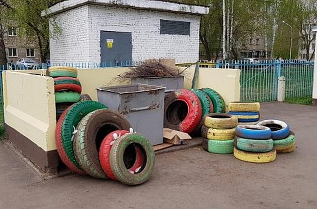 «Сами закопали, сами и выкапывайте»: казанских воспитателей заставили выкорчевывать автопокрышки с территории детсадов
