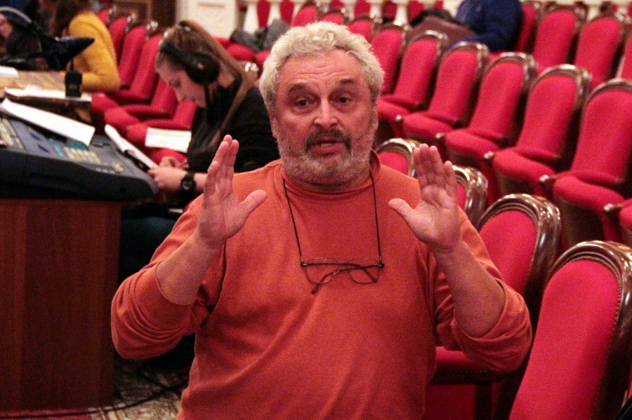 Он поддерживает Путина и не может послать публику к черту