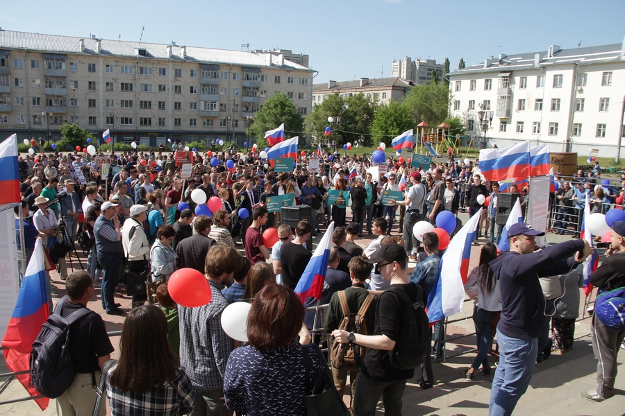 Митинг сторонников Алексея Навального в 7 утра на окраине Казани собрал около 600 человек