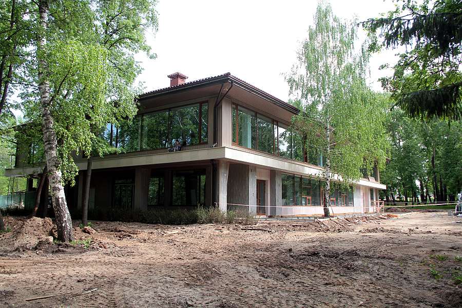 Кто строит теремок в парке Горького?