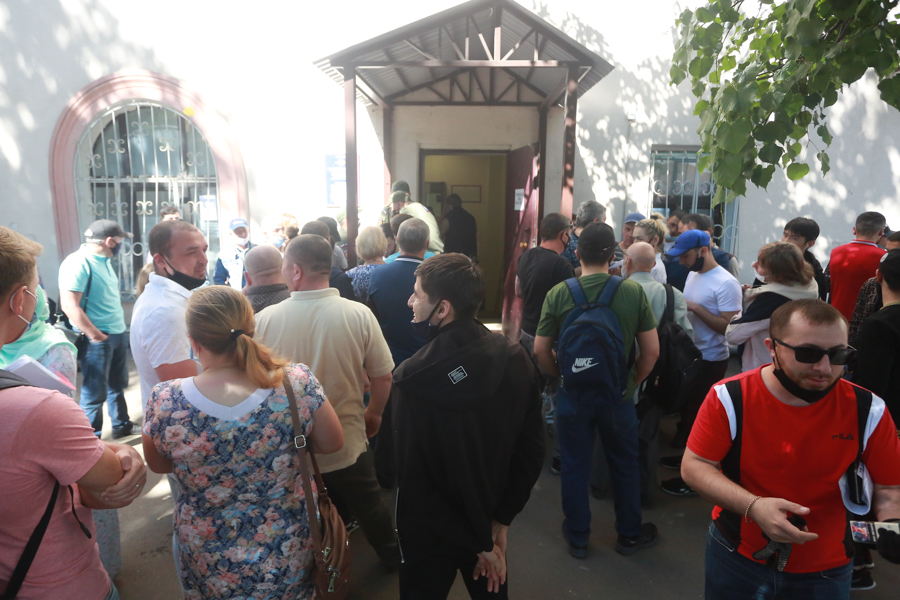 «С трех часов ночи записываюсь в список, я был 250-й»: в Казани приезжие осаждают миграционный отдел полиции