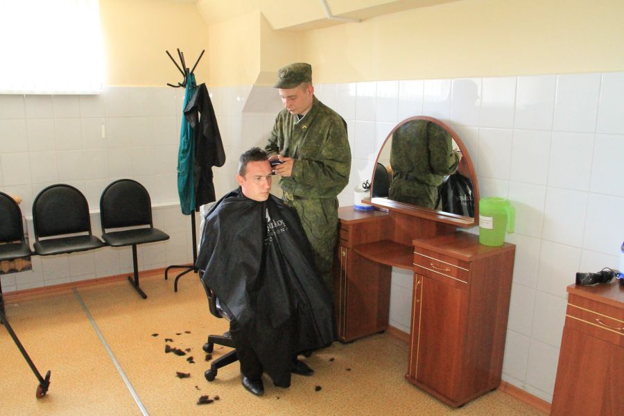 Альтернативный солдат несет службу и письма