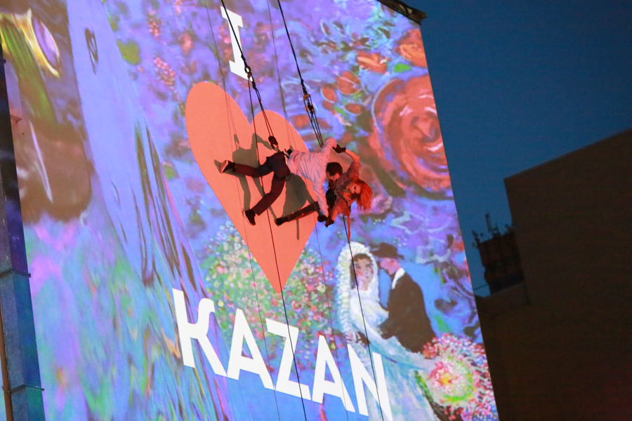 В Казани ради туристов полезли на стену