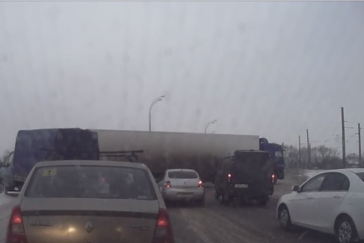 В Татарстане сотрудники ДПС блокировали нарушителя "щитом" из гражданских машин