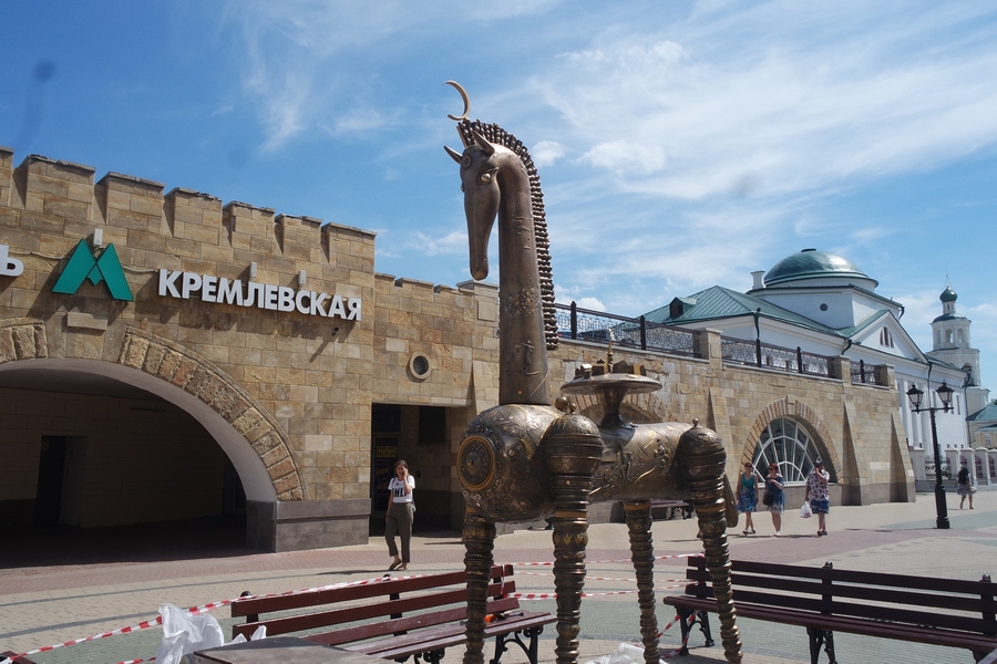 Казанцы сравнили скульптуру «Конь-страна» на Баумана с кальяном