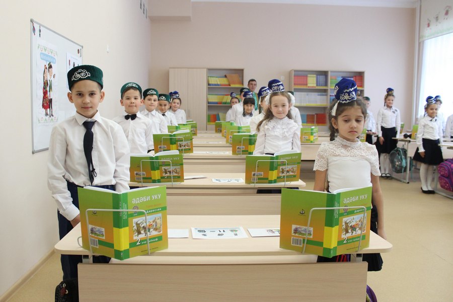 Пока Энгель Фаттахов ждет ответа от Ольги Васильевой, школьники изучают «Казаневедение» и поют на уроках татарские песни 