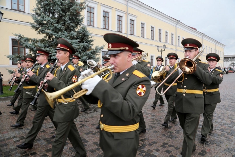 По главным улицам Казани пройдут военные оркестры, а граффитисты разрисуют мусорные контейнеры