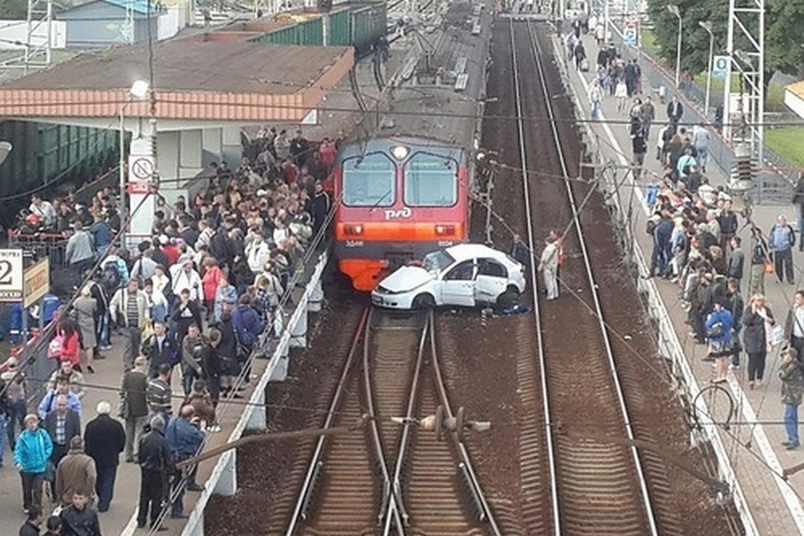 Почему остановились электрички. Поезд на вокзале. Поезд электричка. Платформа поезда. Показала в поезде.