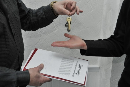 Новоселье без веселья: в Татарстане многодетную семью могут выбросить на улицу из-за того, что «чистая» сделка с квартирой оказалась «грязной»