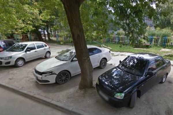 С казанских автовладельцев собирают миллионы за парковку на газонах, а ФАР учит, как не платить