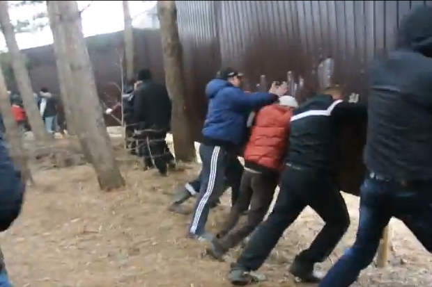 Забор на волжском берегу народ ломал голыми руками