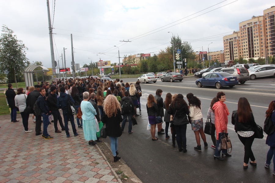 Даешь, молодежь: студенты из Деревни Универсиады берут автобусы штурмом, но боятся жаловаться