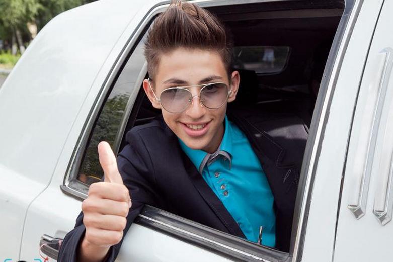 Выпускные в Казани: родители влезают в долги, чтобы оплатить детям лимузины и рестораны