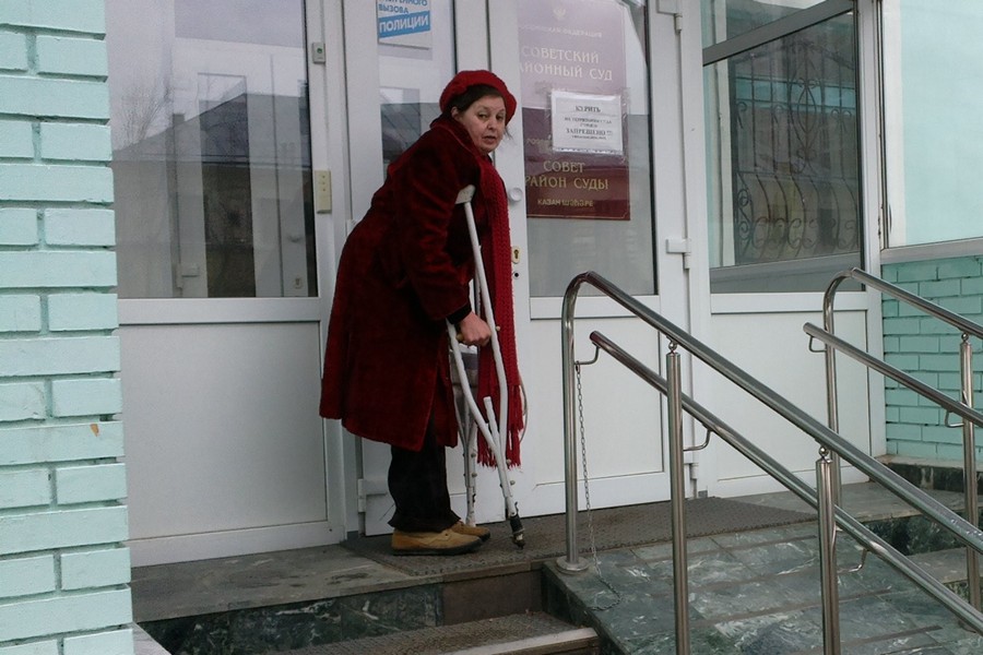 Водитель казанского «краснобуса» не заметил, как переехал выпавшую из двери женщину