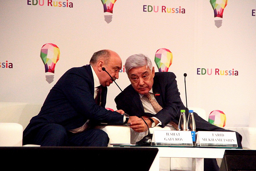 Ильшат Гафуров по примеру Энгеля Фаттахова решил устроить ЕГЭ для выпускников-педагогов