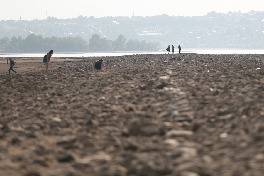 Казанцы растаскивают по дачам булыжники со старинной мостовой, «вынырнувшей» из обмелевшей Волги