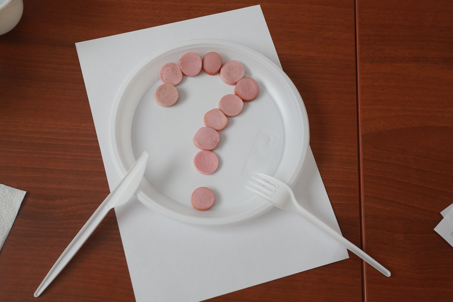 «За вкусом дыма явно что-то скрывают»: эксперты в Казани продегустировали сосиски