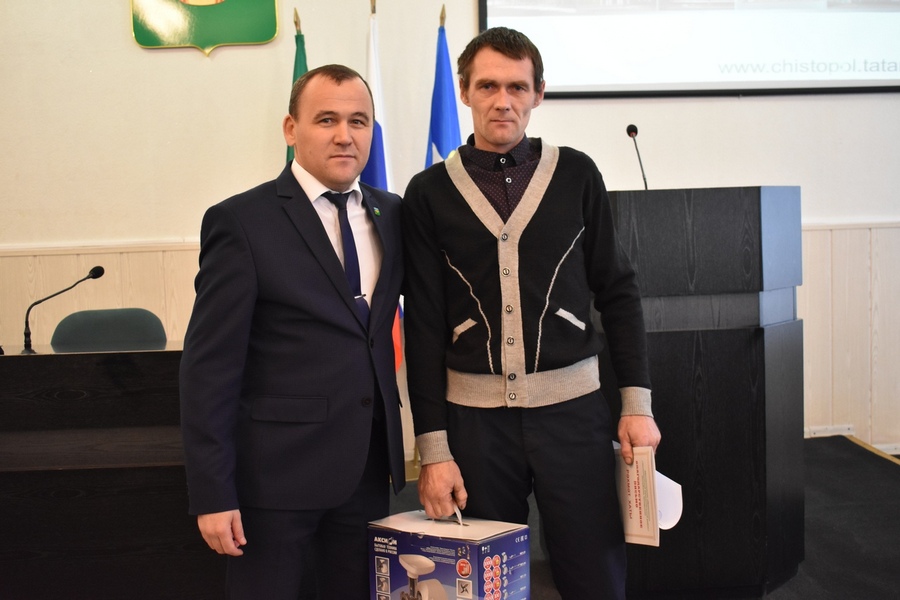 «В других городах кофеварки дарили»: власти района Татарстана не считают мясорубку зазорным подарком герою, спасшему ребенка на пожаре