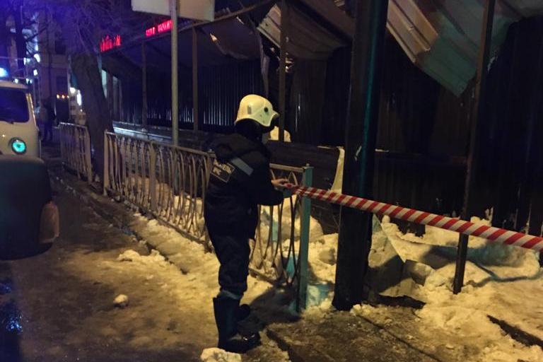Родители двухлетнего казанца, на которого упал снег с крыши, ищут его спасителей