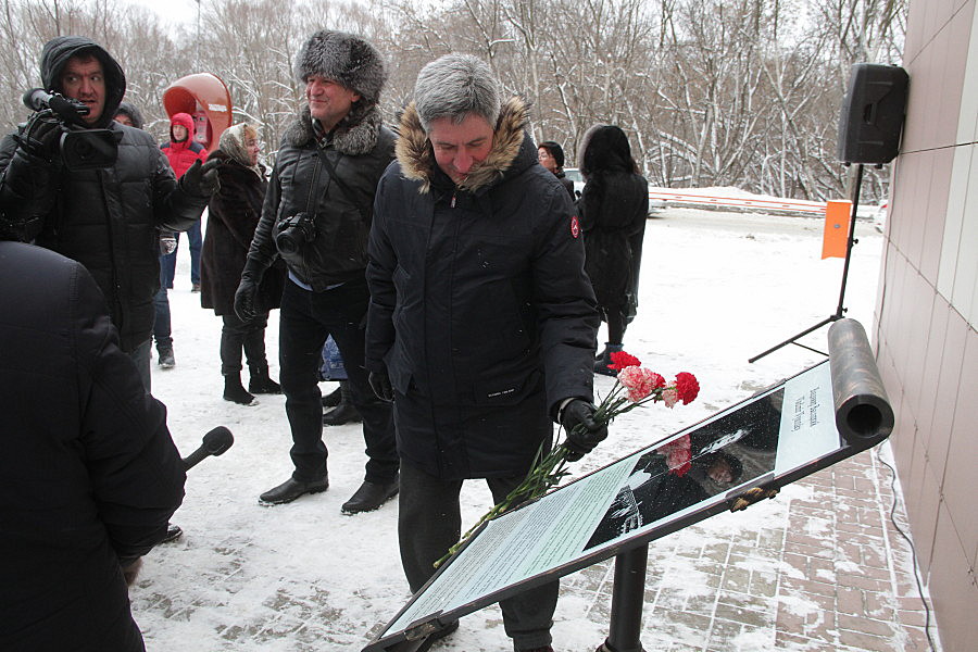 Здесь пел Высоцкий: памятную доску с именем легенды в Казани установили подальше от входа в МЦ