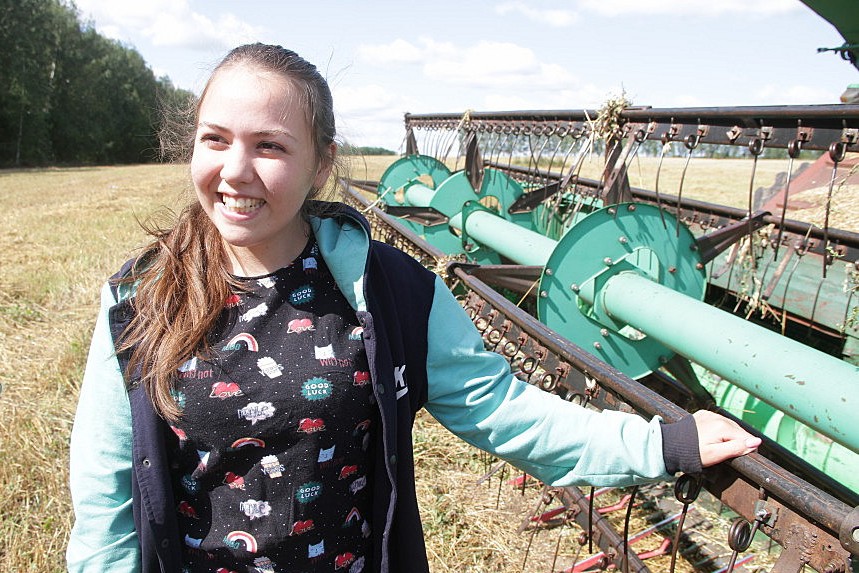 Казанская студентка не сидит часами в онлайне, а вкалывает на комбайне