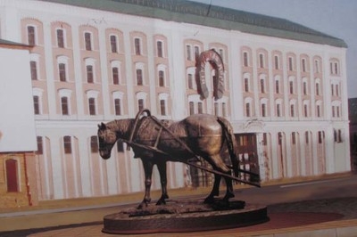 Не желаете Петрушку погладить?