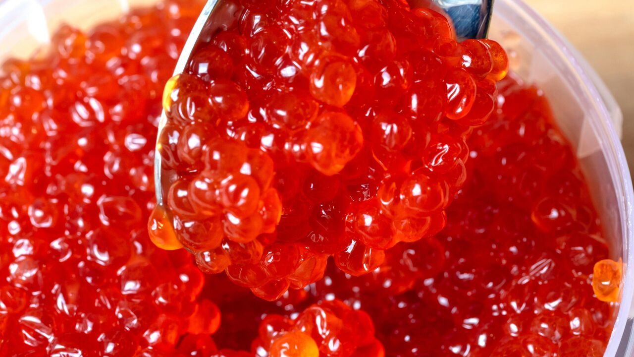 В красной икре восьми производителей нашли кишечную палочку