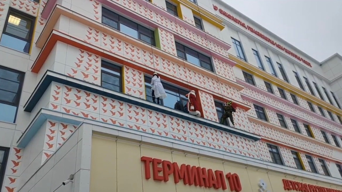 Дед Мороз, Снегурочка и Дракон через окна поздравили детей в ДРКБ