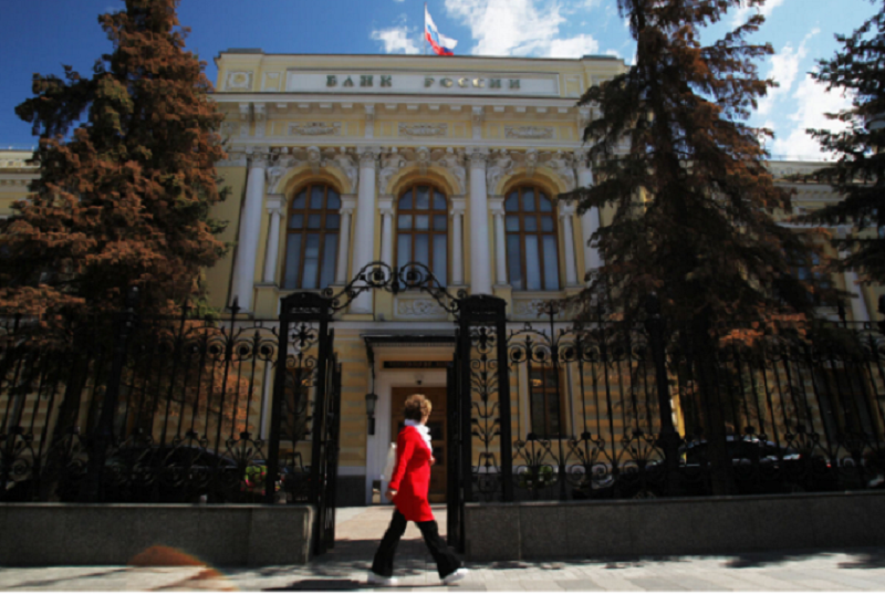 Эксперт назвал сроки снижения ставки Центробанка