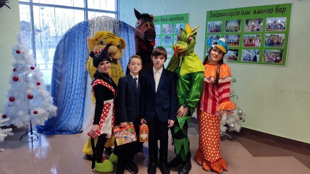 Благотворительный фонд «Нэфис» передал сладкие подарки для детей из Татарстана