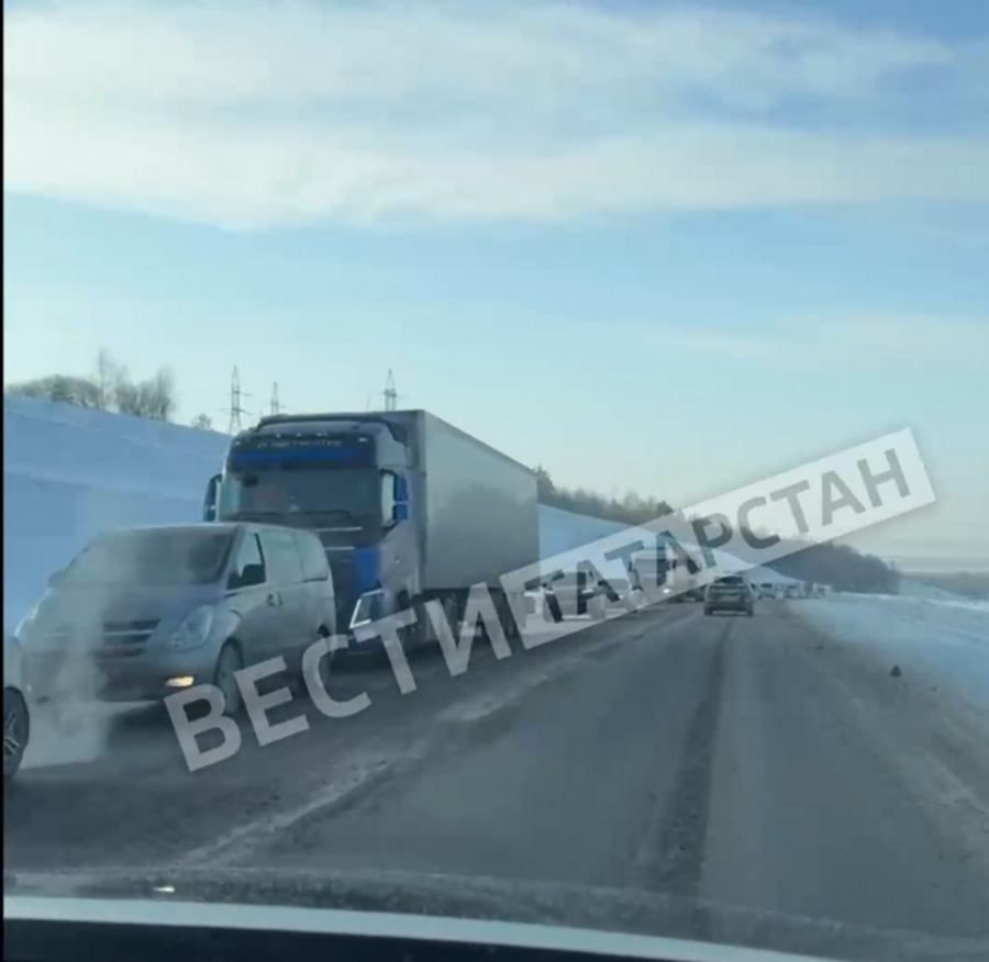 У Иннополиса из-за ДТП с «Газелью» и автобусом образовалась пробка