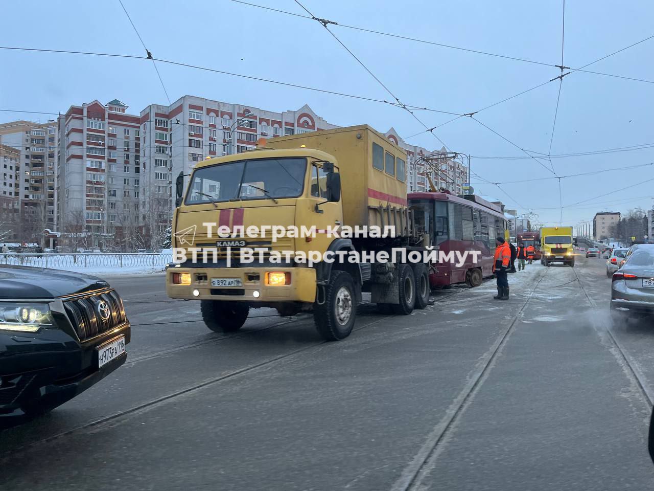 На перекрестке в Казани из-за ДТП с трамваем образовалась пробка