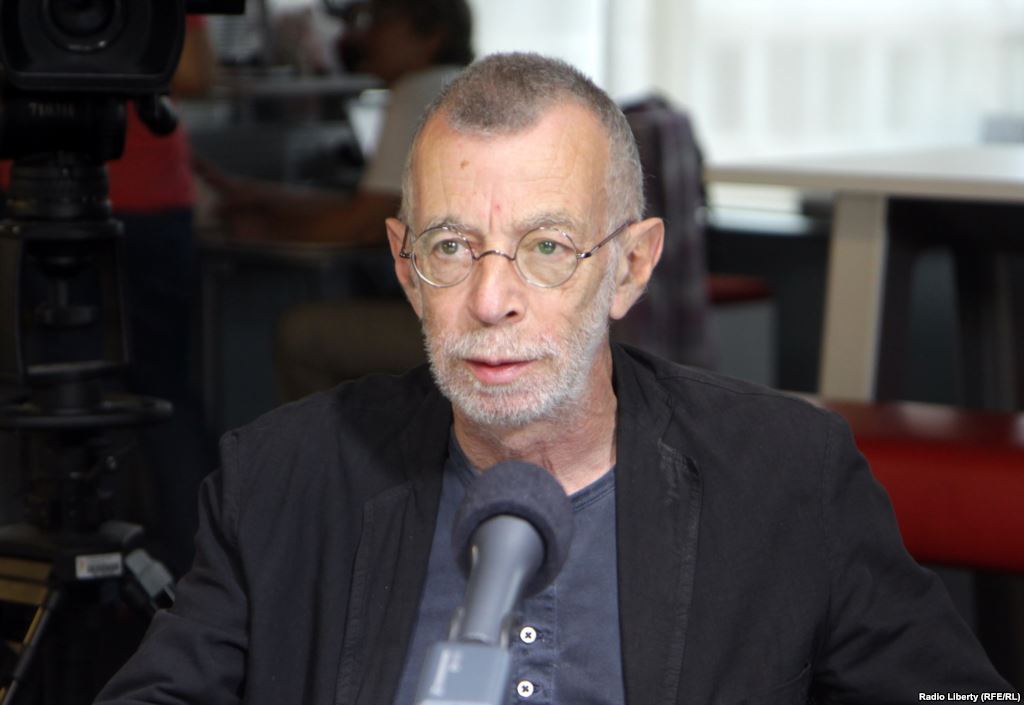 Сбитый машиной поэт Рубинштейн впал в кому