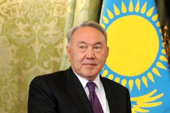 В Астане снесли памятник первому президенту Казахстана Назарбаеву