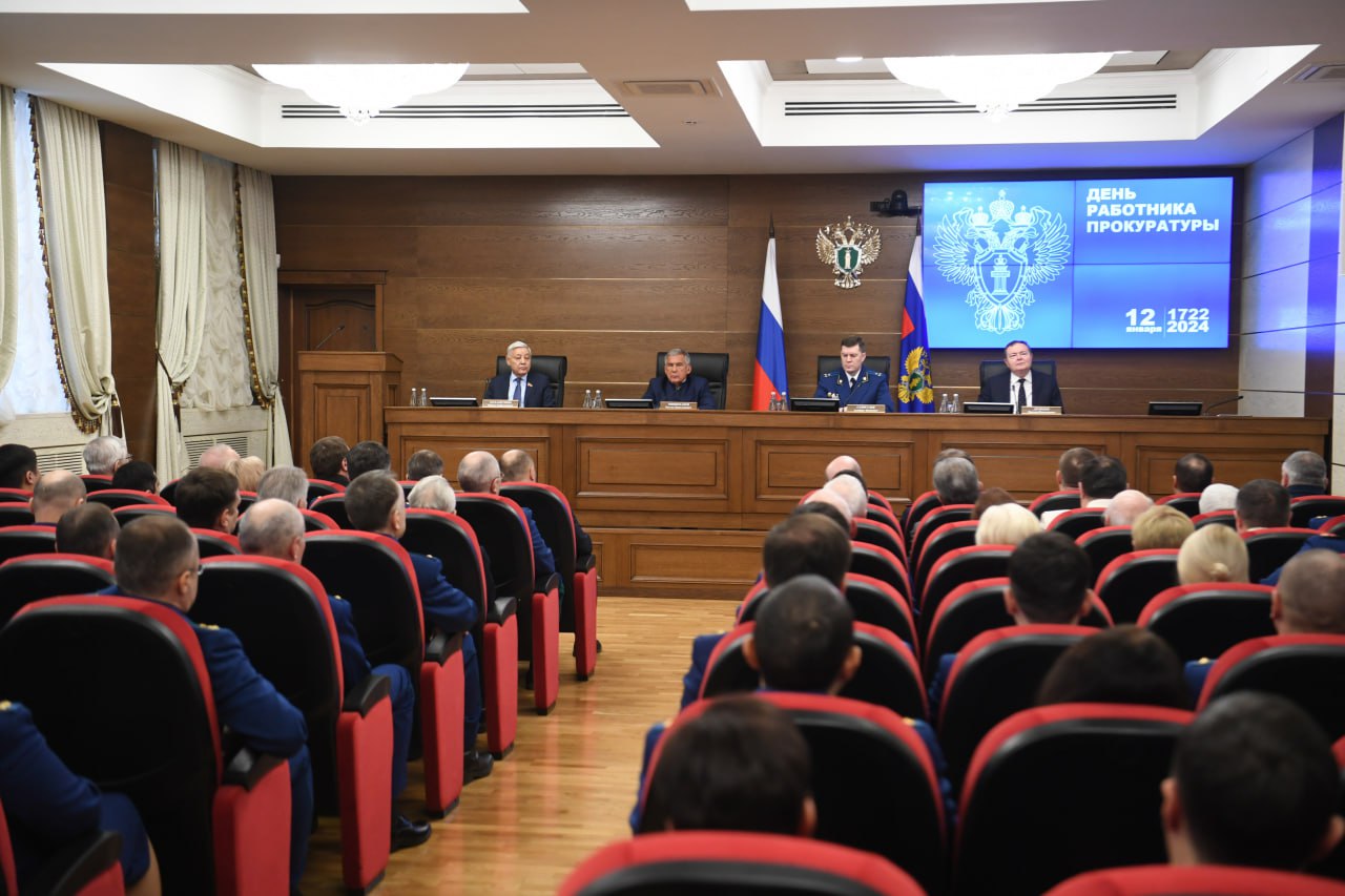 Минниханов вручил госнаграды работникам татарстанской прокуратуры