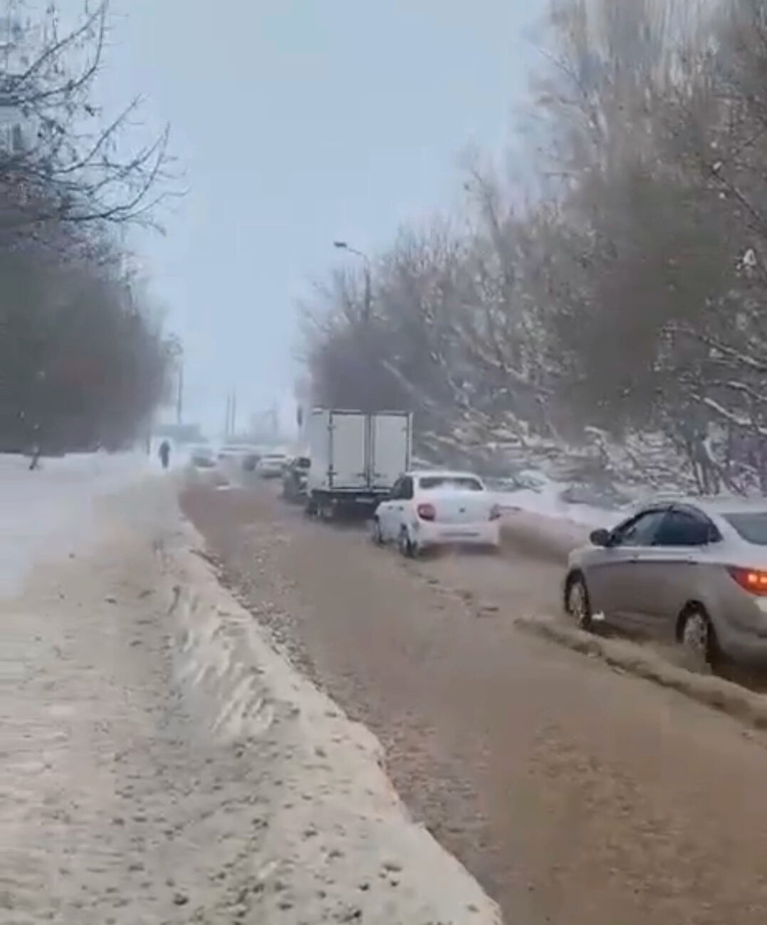 На Ноксинском спуске в Казани потоп из-за прорыва трубы