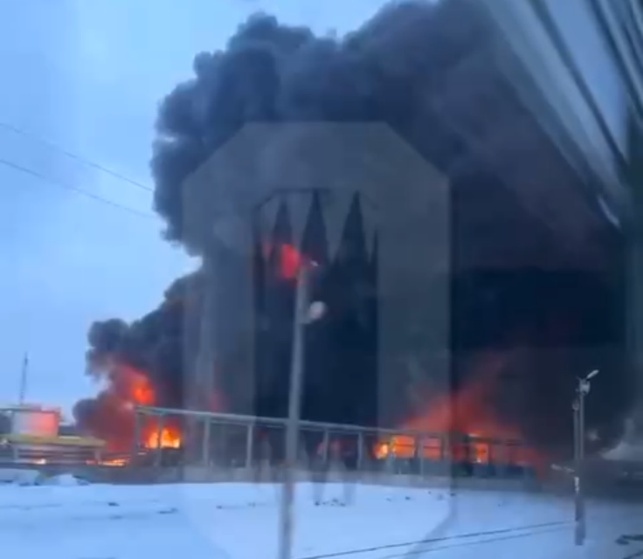 Нефтебаза в Брянской области загорелась после атаки беспилотника