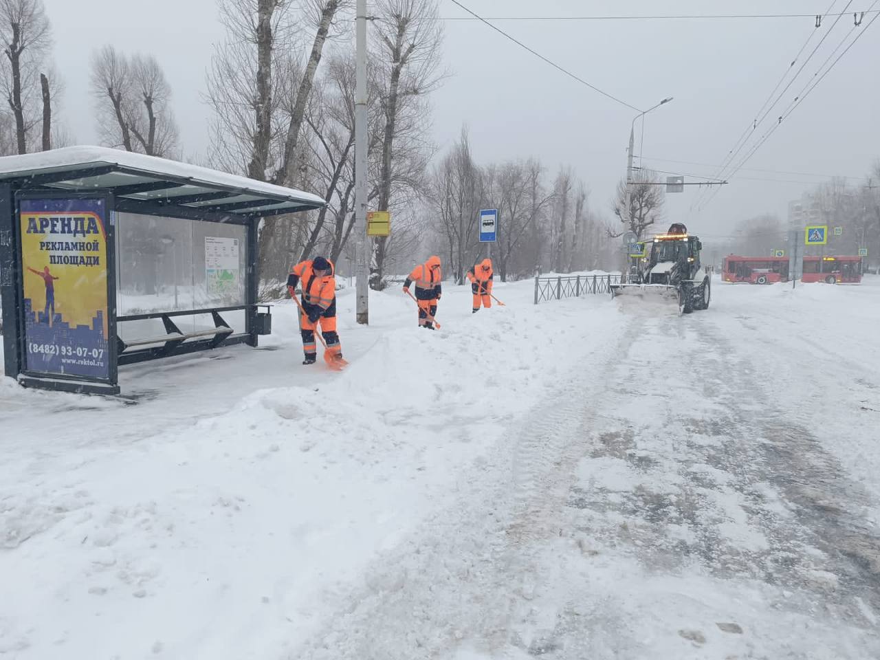 Дорожные службы Казани убирают снег в усиленном режиме