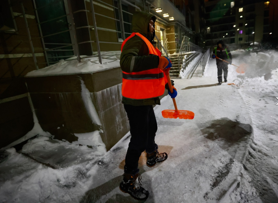 Непогода привела к резкому спросу на дворников в Казани