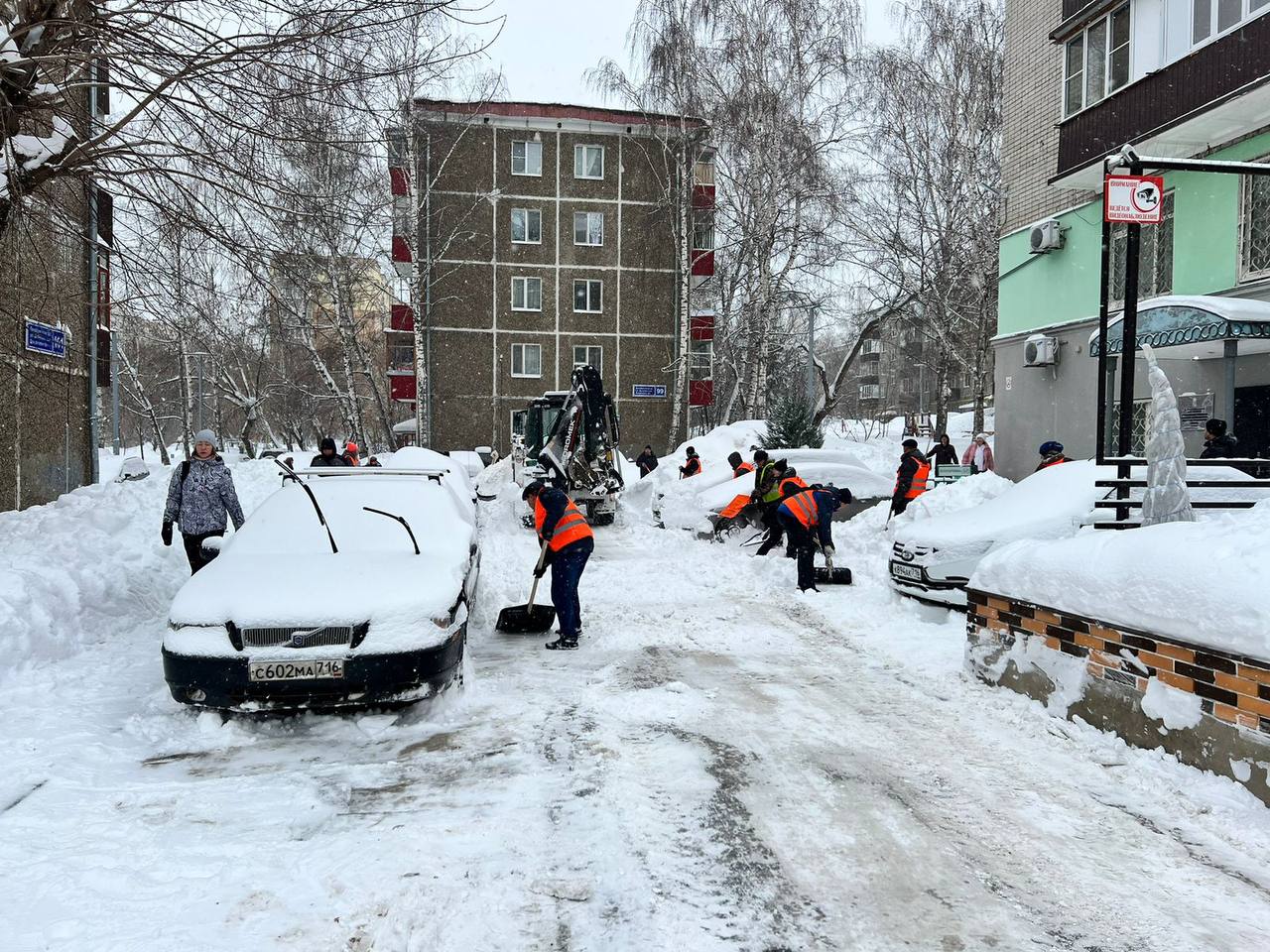 Жители 50 дворов Казани вышли на уборку снега вместе с дворниками