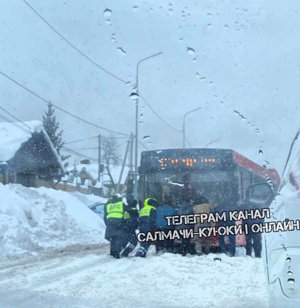 В мэрии Казани извинились перед пассажирами, толкавшими автобусы