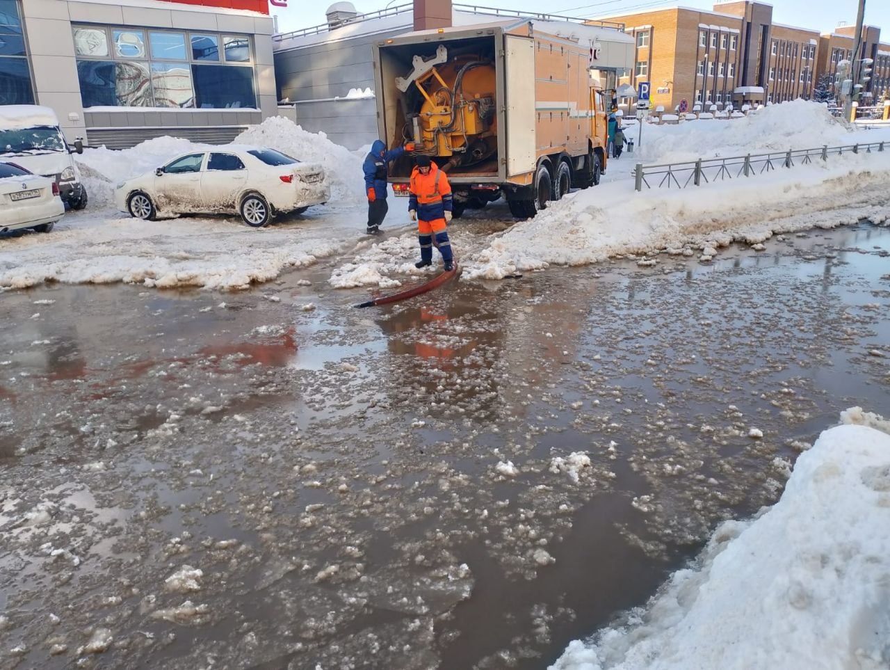 Появились фото с места аварии на водопроводе на Амирхана в Казани