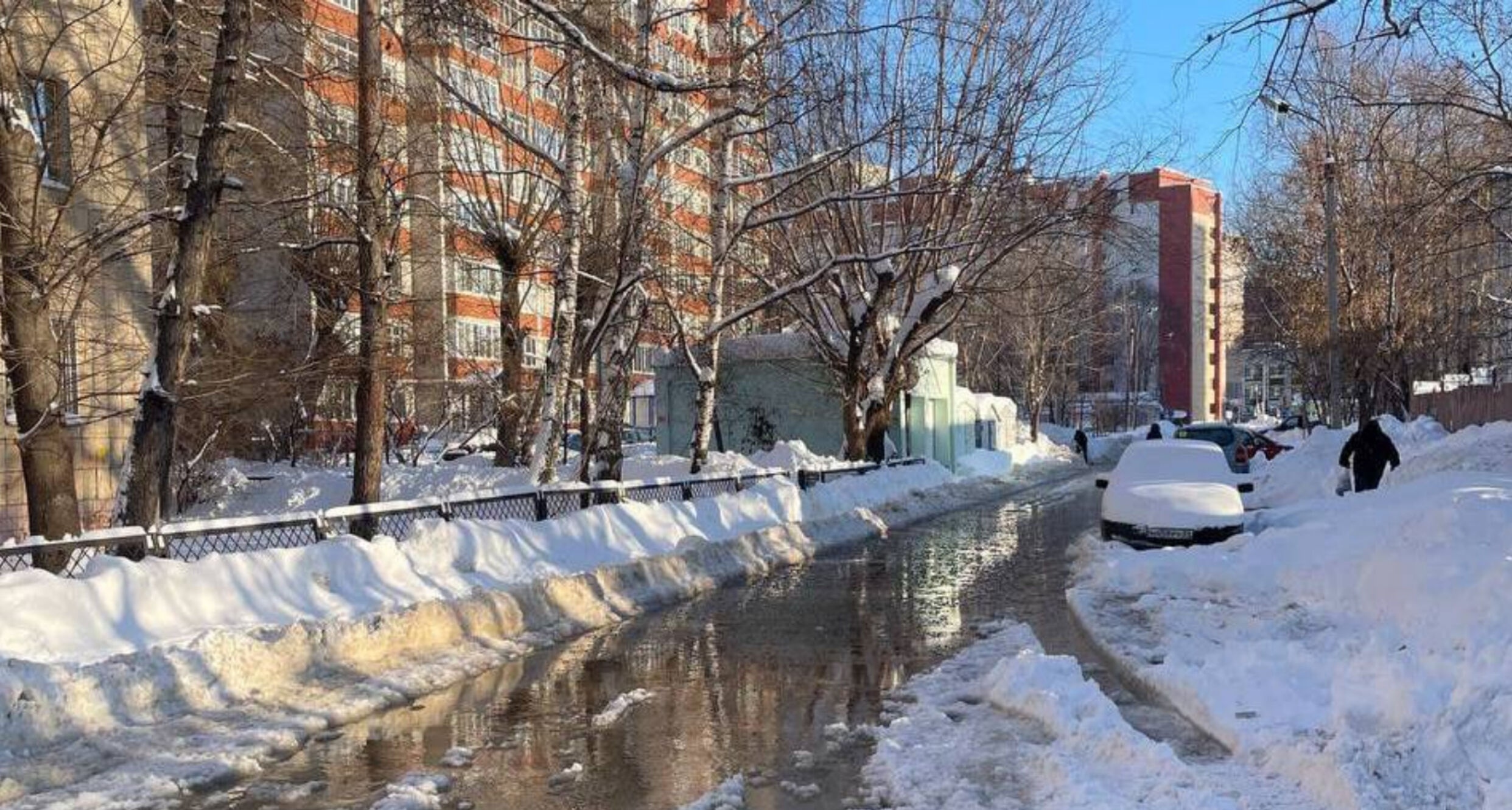 На улице Солдатской в Казани прорвало трубу